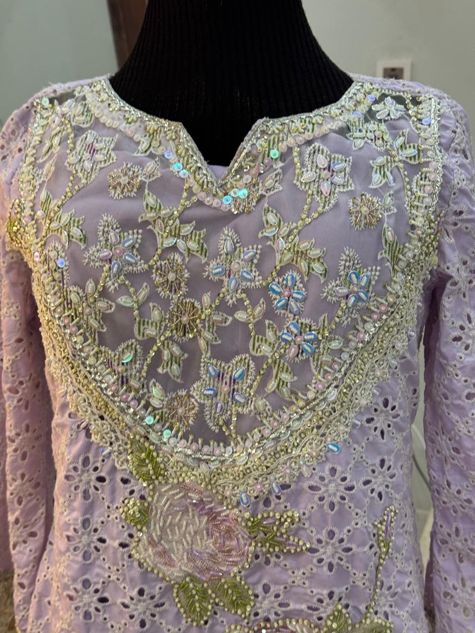 chikankari-hand-embellished-move-2